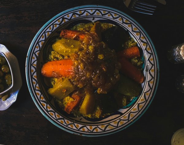 Quels conseils pour préparer un couscous végétarien avec des légumes variés et une sauce épicée ?