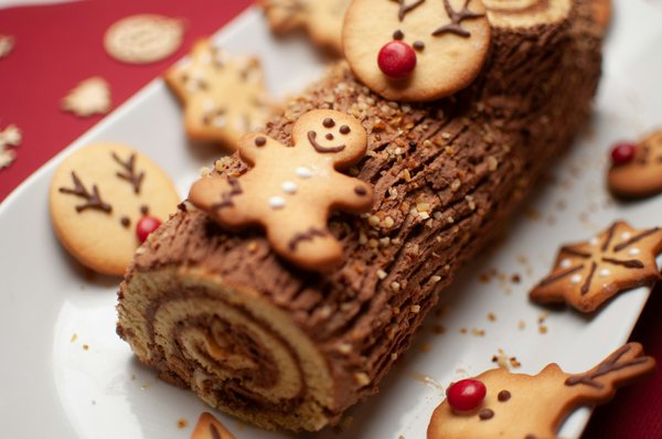 Comment réussir une bûche de Noël au chocolat avec une génoise moelleuse et une ganache onctueuse ?